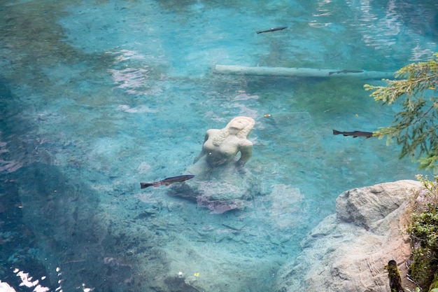 Kandersteg Suiza - Vista de Blausee con la estatua de una mujer en el lago, Raphael Fuchs