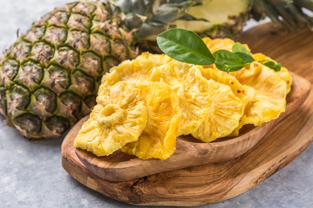 Kandierte Ananas auf weißem Hintergrund