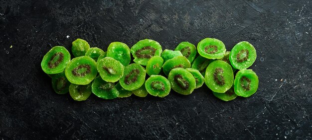 Kandierte und getrocknete Kiwi Getrocknete Früchte auf einem Steinhintergrund