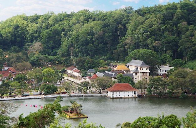 Kandy dalada maligawa e o lago do ponto de vista da cidade sri lanka