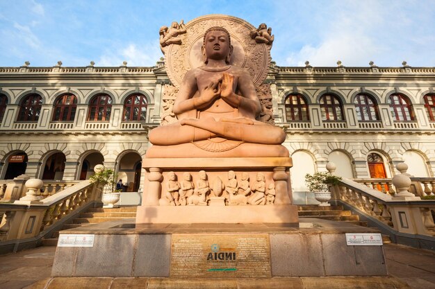 KANDY, SRI LANKA - 19. FEBRUAR 2017: Sarnath Lord Buddha Idol Replik in der Nähe des Museum of World Buddhism (International Buddhist Museum) in Kandy, Sri Lanka?