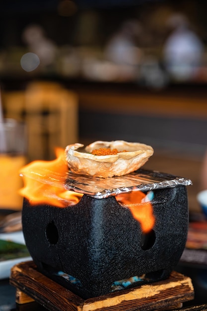 Kani Miso Carne de caranguejo cozida com casca no fogão a carvão em chamas no restaurante japonês