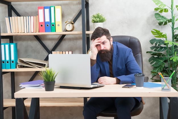 Kann sich nicht an sein Passwort erinnern Mann bärtiger Chef sitzt im Büro Laptop Manager löst geschäftliche Probleme online Geschäftsmann scheiterte Riskantes Geschäft Makler und Finanzindikatoren Sinkende Aktienkurse