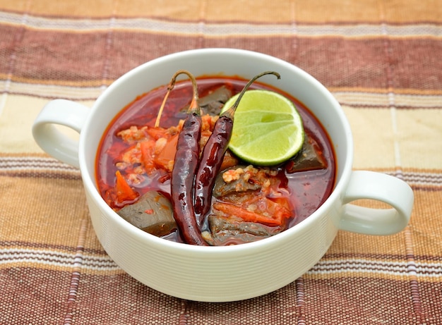 KaNom jeen da Tailândia Macarrão e curry