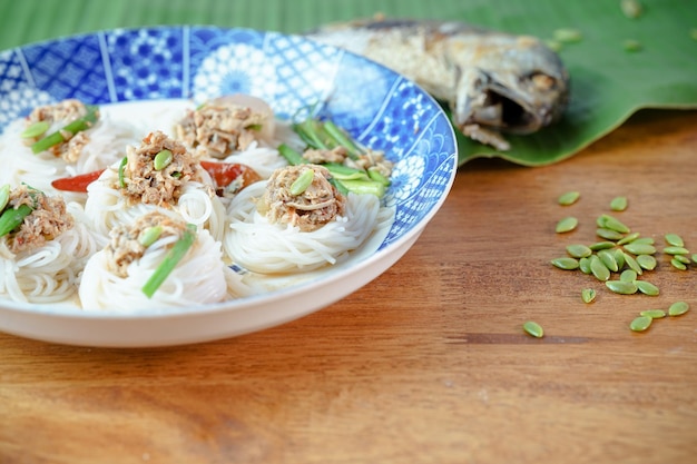 Kanom Jeen Nam Ya Nudeln mit Fisch-Curry-Sauce