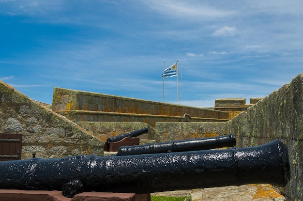 Foto kanone mit der flagge uruguays im hintergrund