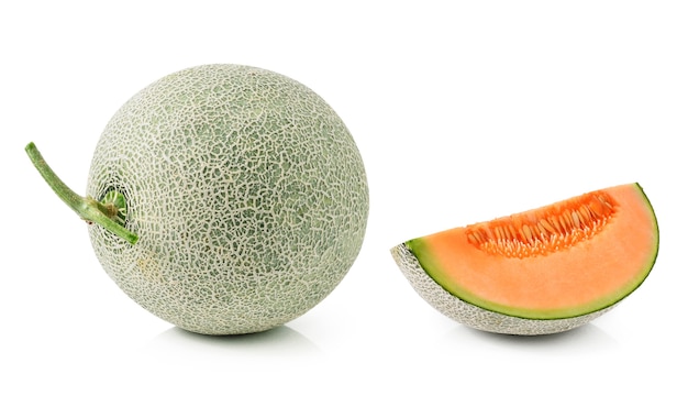 Kantalupemelone getrennt auf Weiß