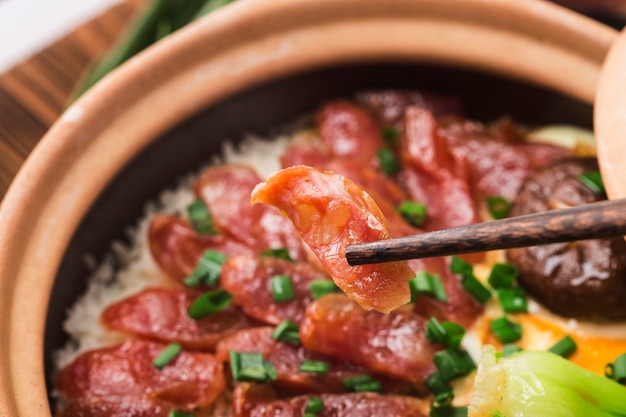 Kantonesische küche aus tontopfreis mit gewachstem fleisch