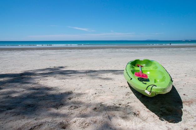 Kanu am tropischen Strand