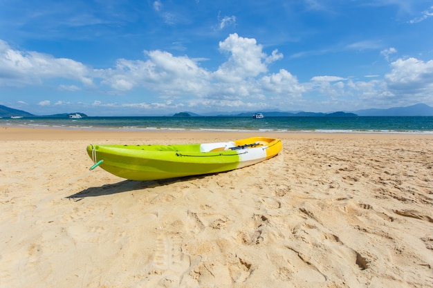 Kanu auf dem Strand am Sonnenscheintag, Phayam-Insel, Ranong-Provinz, Thailand