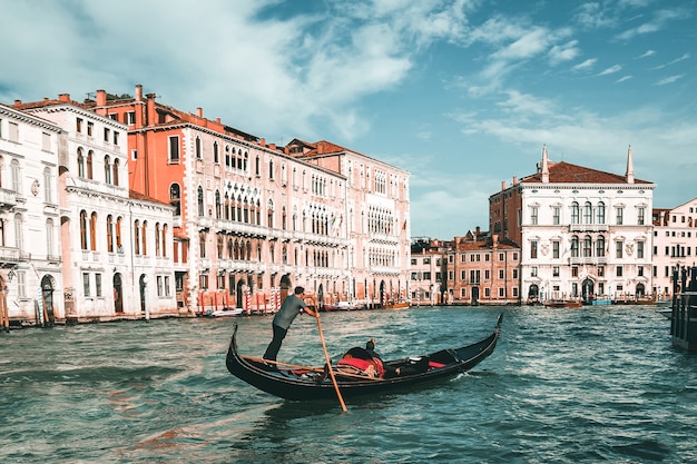 Kanu auf einem Kanal in Venedig