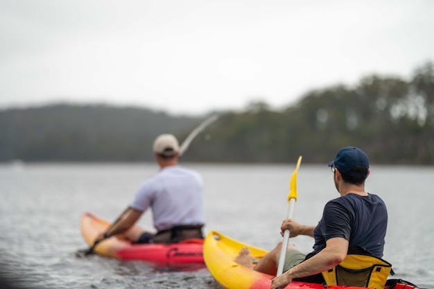 Kanu- und Kajakfahren auf einem Fluss in Australien