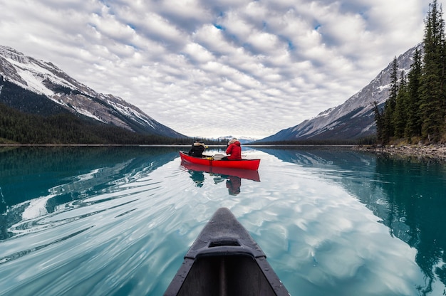 Kanufahren auf dem Maligne See mit kanadischen Rockies Reflexion in Spirit Island im Jasper Nationalpark, Kanada