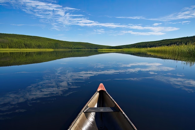 Kanufahren auf einem ruhigen See mit Wasser, das den blauen Himmel reflektiert, erstellt mit generativer KI