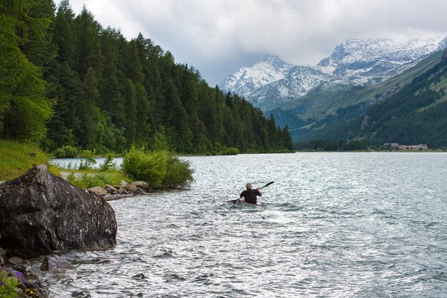 Kanufahrer im Alpensee