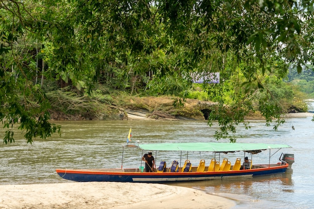 Kanus am Strand von Misahualli, Provinz Napo, Ecuador