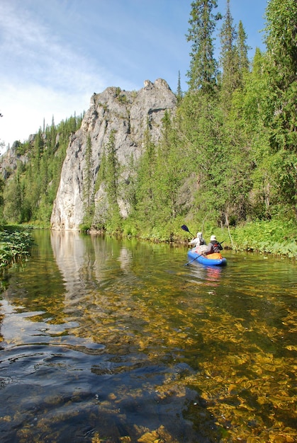 Kanusegeln vor dem Hintergrund der Klippe