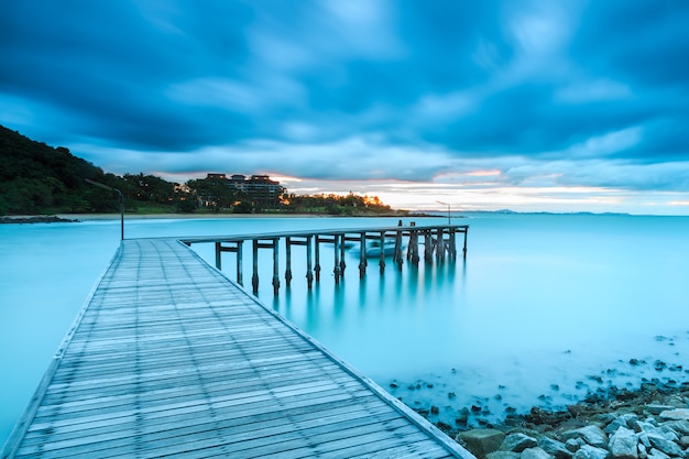 Kao Laem Ya y el Parque Nacional Samed. La larga exposición del paisaje marino al amanecer, provincia de Rayong,