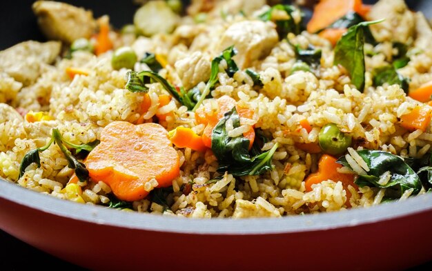 Foto kaopad estilo tailandés arroz frito con pasta de curry verde y pollo de cerca mira en la sartén