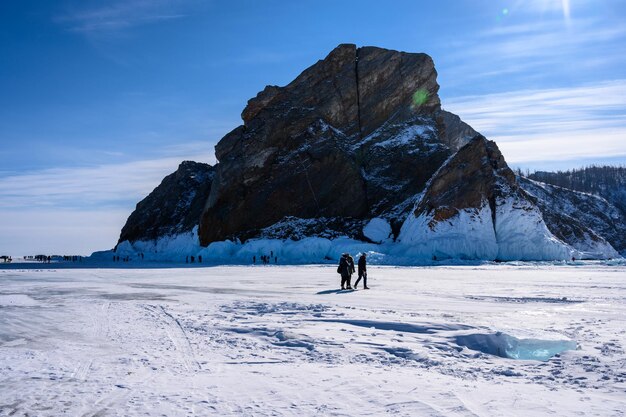 Foto kap khoboy schöne winterlandschaft des gefrorenen baikalsees