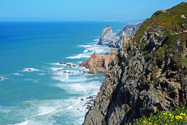 Kap Roca (Cabo da Roca) in Portugal. Blick auf die Atlantikküste bei sonnigem Wetter im Sommer