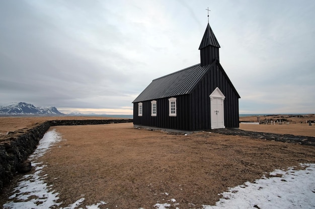Kapelle auf dem Feld gegen bewölkten Himmel