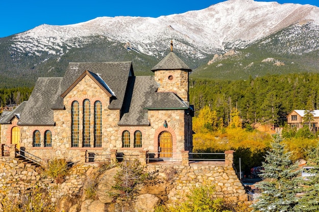 Kapelle auf dem Felsen in der Nähe von Estes Park in Colorado