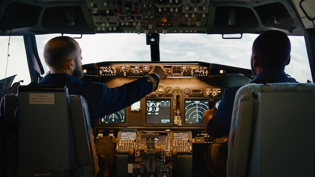 Kapitän wechselt die Tasten, um Höhe und Länge auf dem Cockpit-Dashboard festzulegen, und verwendet das Navigations-Dashboard, um das Flugzeug zu fliegen und abzuheben. Power-Befehl mit Motorhebel und Radar.