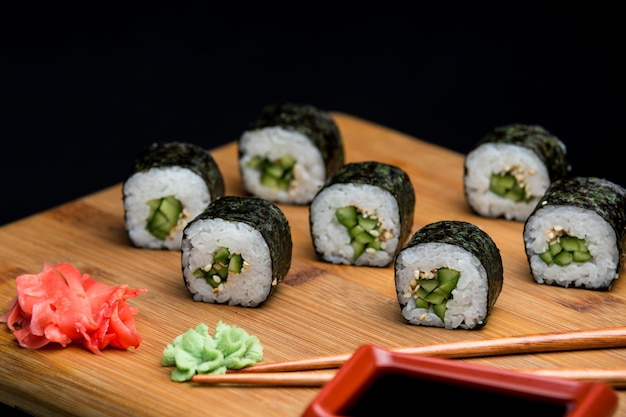 Kappa maki, set de sushi preparado para la foto del menú. Comida japonesa saludable con pocas calorías.