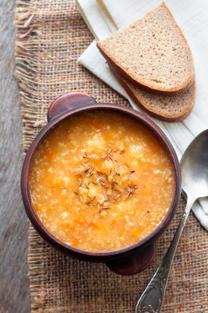 Kapustnyak - sopa de invierno tradicional ucraniana con chucrut, mijo y carne