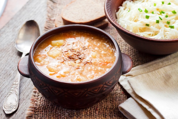 Kapustnyak - traditionelle ukrainische Wintersuppe mit Sauerkraut, Hirse und Fleisch