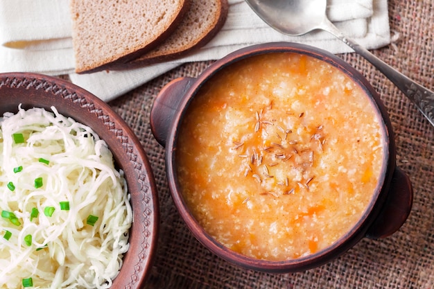 Kapustnyak - traditionelle ukrainische Wintersuppe mit Sauerkraut und Hirse