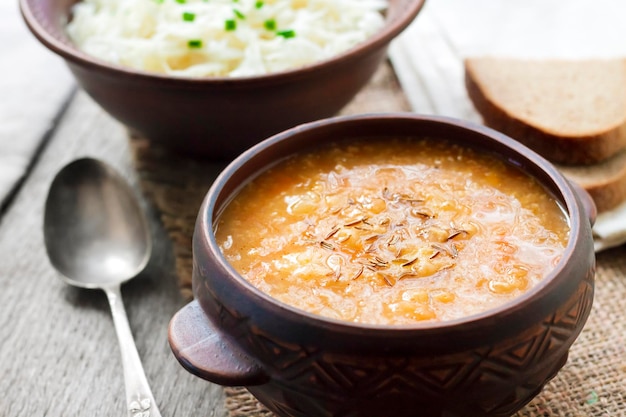 Kapustnyak traditionelle ukrainische Wintersuppe mit Sauerkraut und Hirse