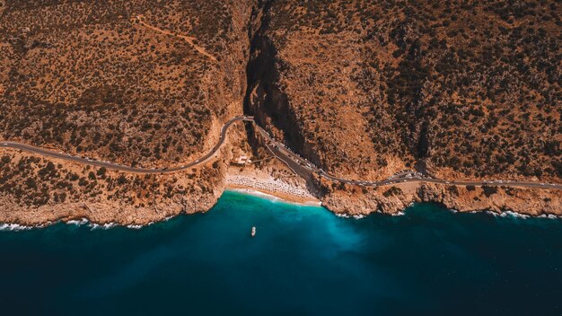 Foto kaputas strand ist sehr schön türkisfarbenes meer und sand vogelblick drohnea antalya türkei