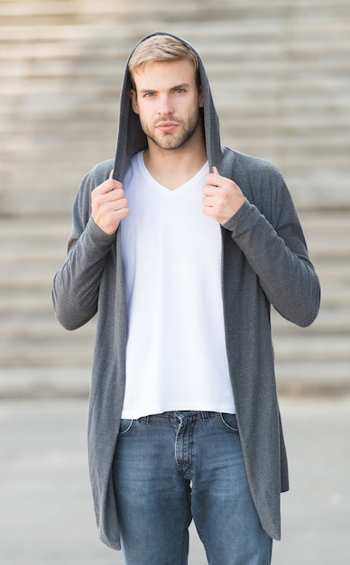 Kapuzen-Outfit Schöner Mann stilvolle Frisur Schöner kaukasischer Mann grauer Hintergrund Ideal