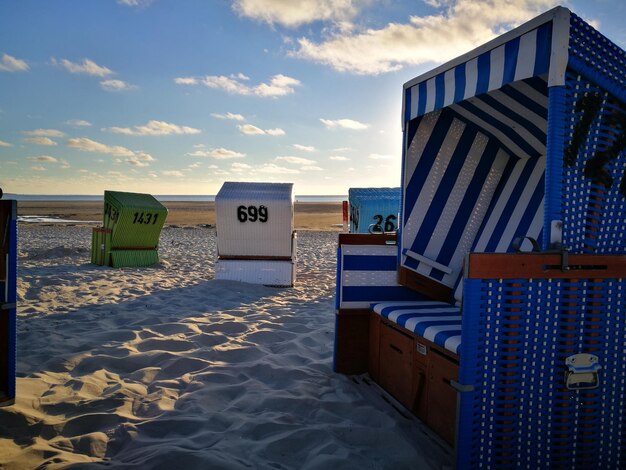 Foto kapuzenstühle am strand gegen den himmel