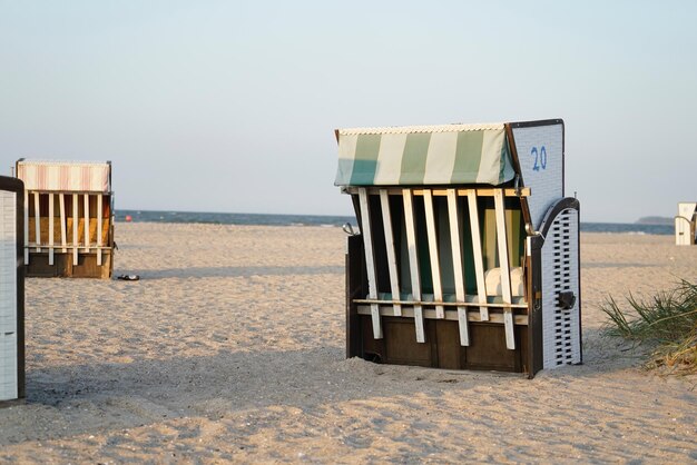 Foto kapuzenstühle am strand gegen den himmel