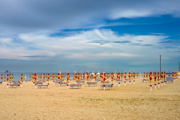 Foto kapuzenstühle am strand gegen den himmel