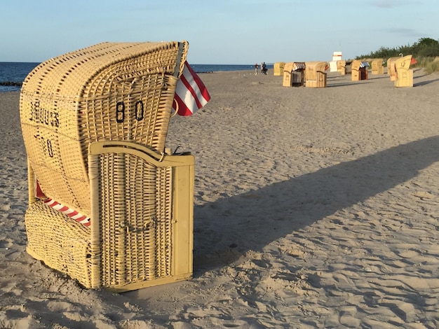 Foto kapuzenstühle am strand