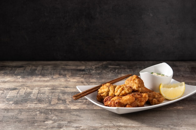 Karaage de frango apimentado na mesa de madeira