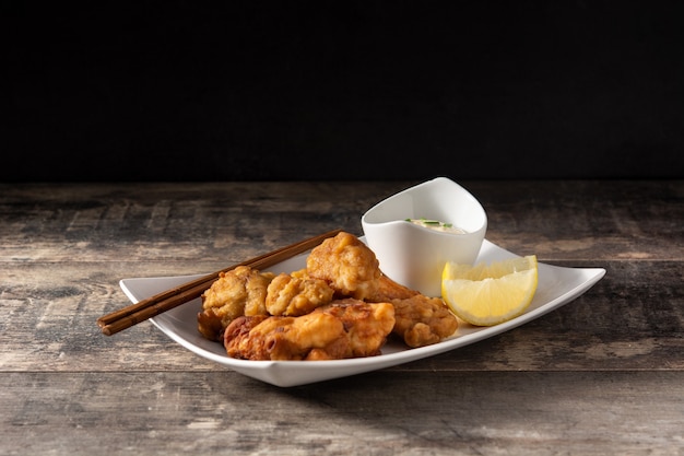 Karaage de frango apimentado na mesa de madeira