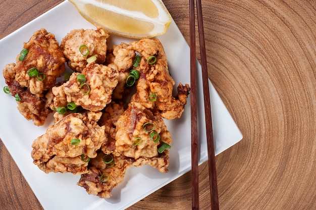 Karaage pollo frito japonés en un plato