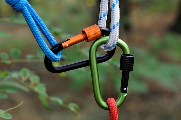 Karabiner mit Seil auf Naturhintergrund