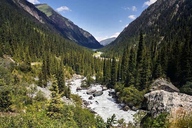 Karakol-Fluss in den Bergen