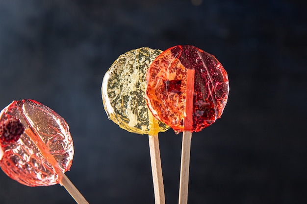 Karamell am Stiel Lutscher süße Dessertstücke Beeren und Früchte handgemachte frische Portion