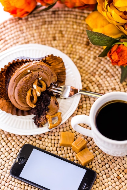 Karamell-Crunch-Schokoladen-Cupcake mit Karamell-Zuckerguss, garniert mit Meersalz und Brezeln.