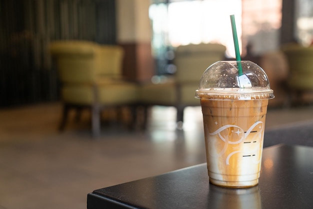 Karamell-Macchiato-Kaffeetasse auf dem Tisch im Café?