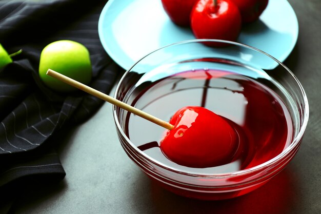 Karamellapfel in Schüssel auf dem Tisch