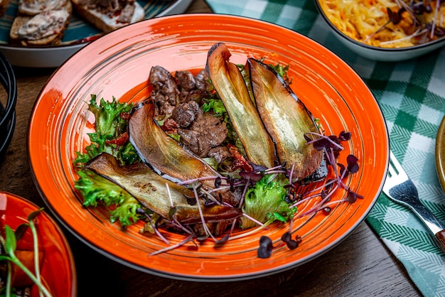 Karamellisierte Hühnerleber mit Auberginenchips