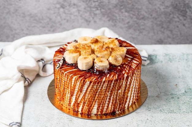 Karamellkuchen auf einem steinernen Hintergrund Frucht- und Karamell-Geburtstagskuchen aus der Nähe